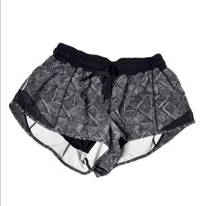 b&w patterned lululemon runners shorts :)